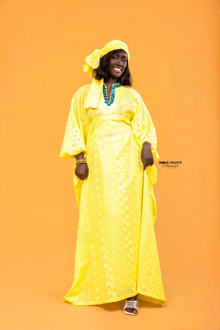 Grand boubou Gorée en dentelle brodée jaune soleil